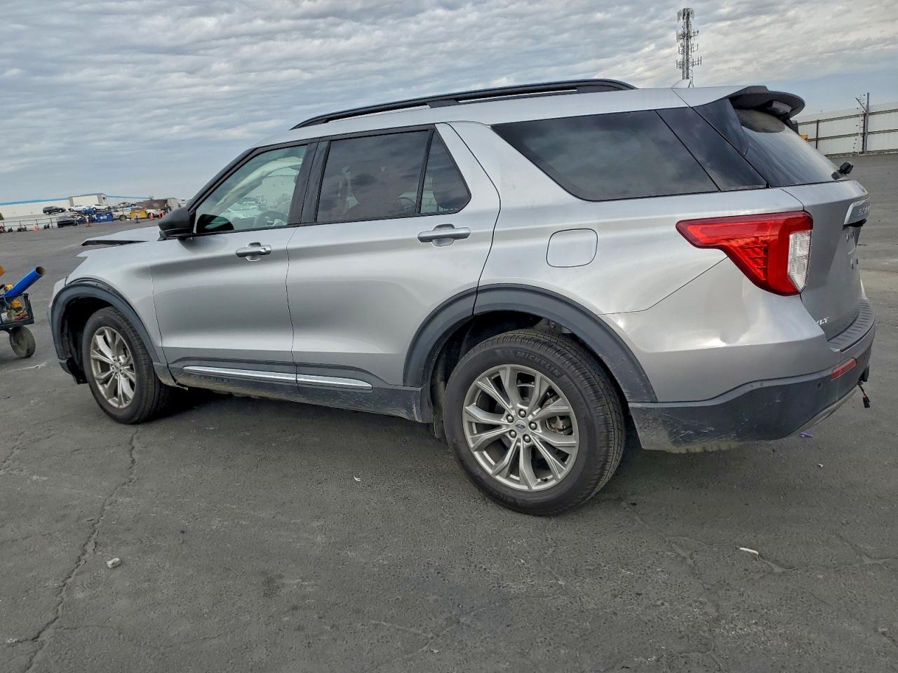 2020 FORD EXPLORER XLT photo 2