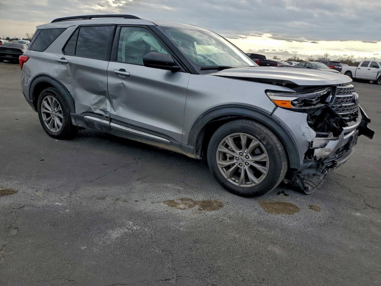 2020 FORD EXPLORER XLT photo 4