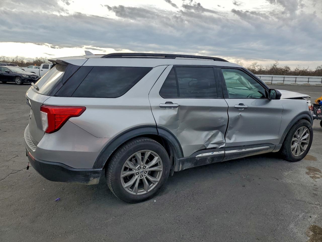 2020 FORD EXPLORER XLT photo 3