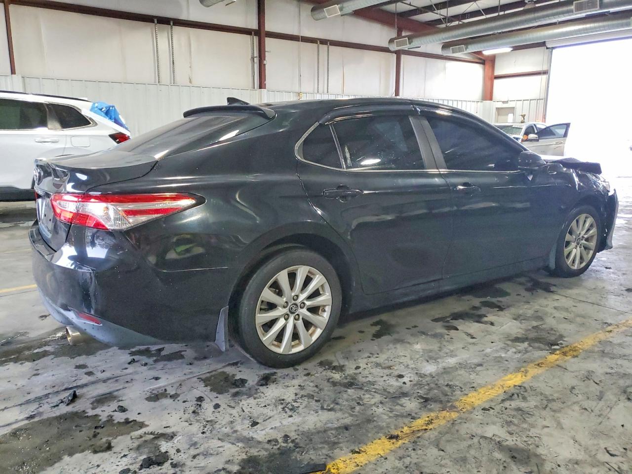 2019 TOYOTA CAMRY LE photo 3