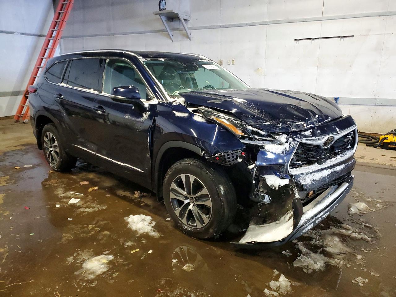 2021 TOYOTA HIGHLANDER XLE photo 4