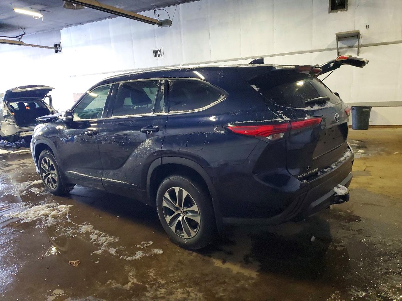 2021 TOYOTA HIGHLANDER XLE photo 2