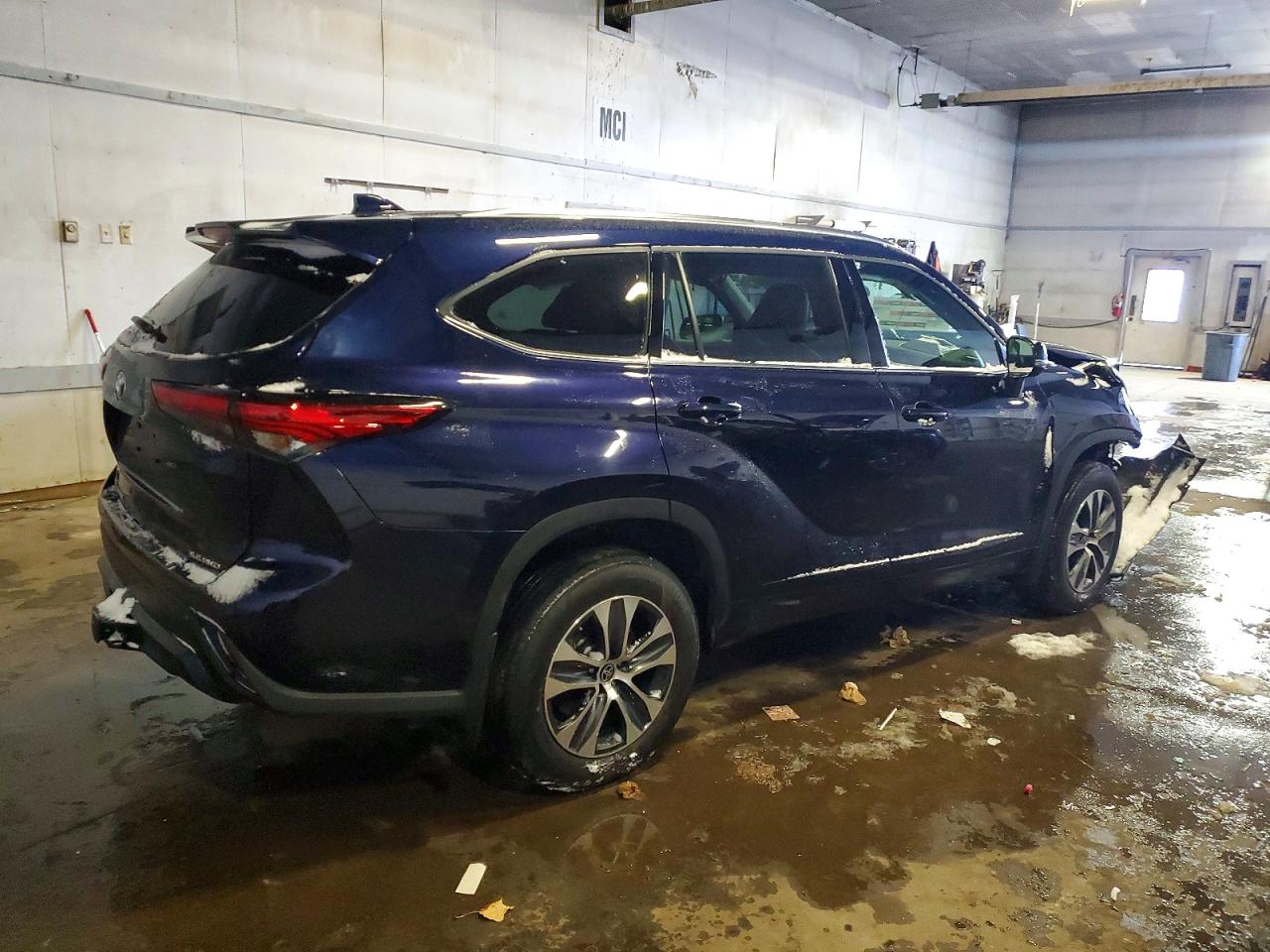 2021 TOYOTA HIGHLANDER XLE photo 3