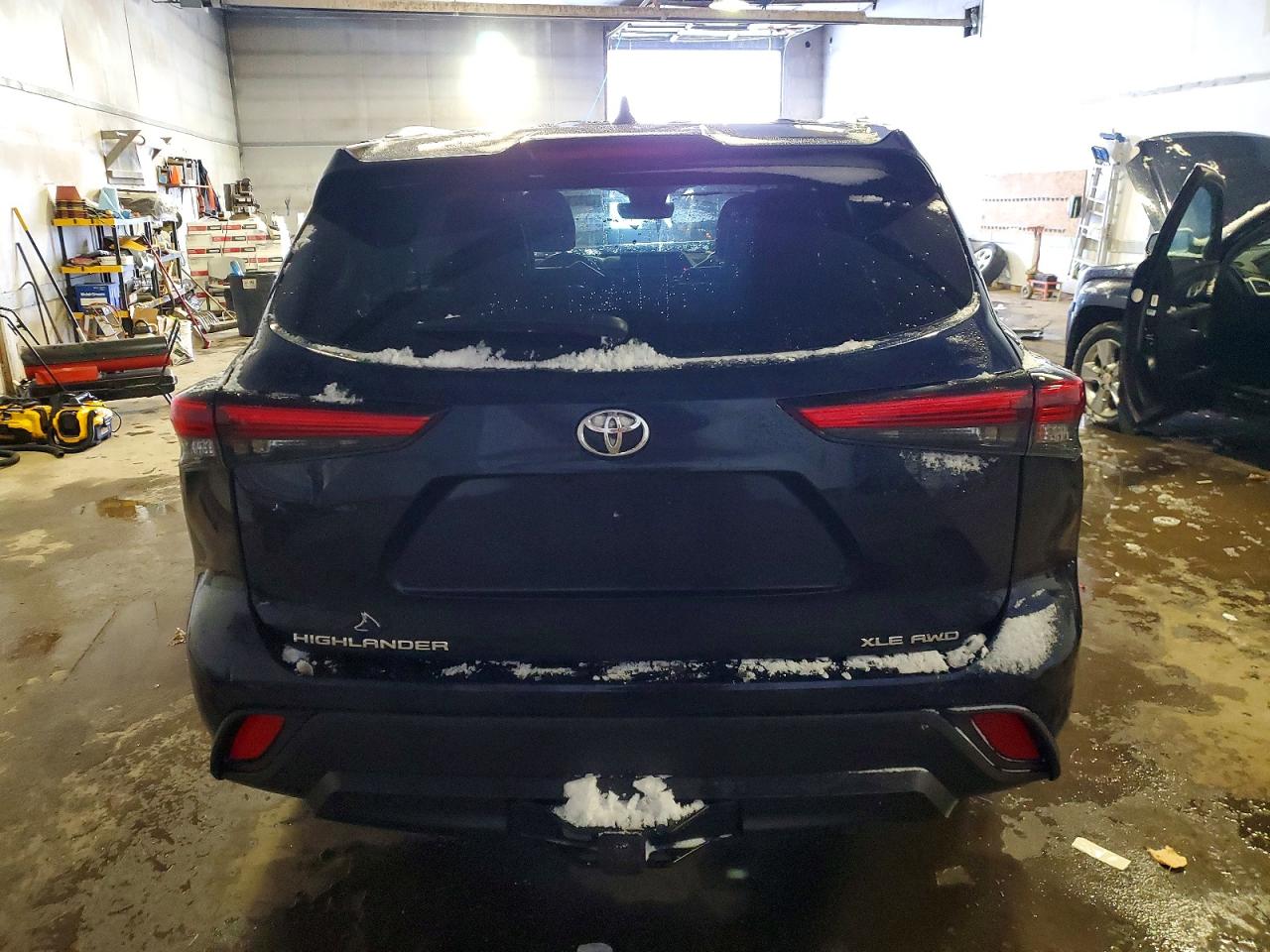 2021 TOYOTA HIGHLANDER XLE photo 6