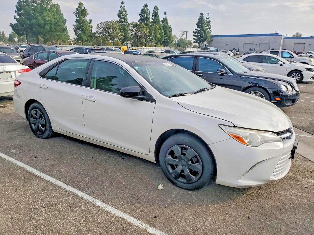 2017 TOYOTA CAMRY LE photo 4
