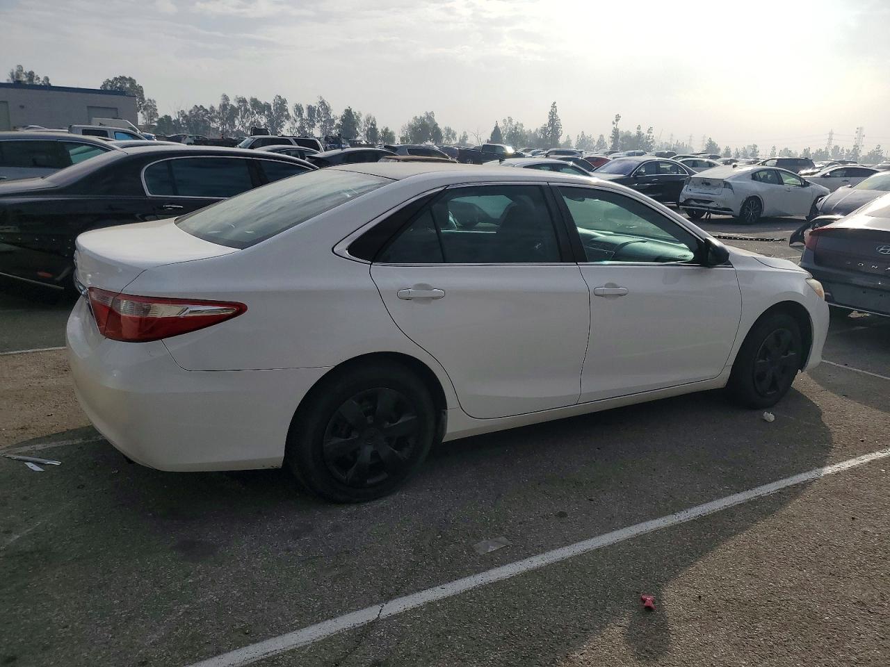 2017 TOYOTA CAMRY LE photo 3