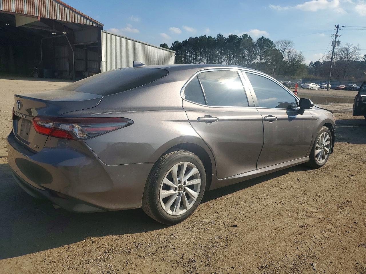 2022 TOYOTA CAMRY LE photo 3