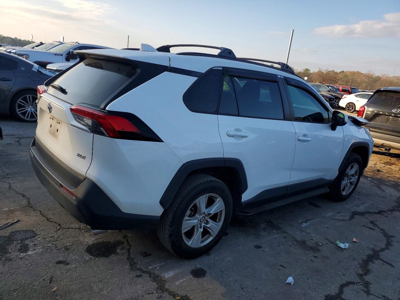 2021 TOYOTA RAV4 XLE photo 5