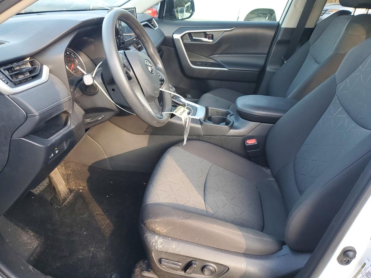 2021 TOYOTA RAV4 XLE photo 13