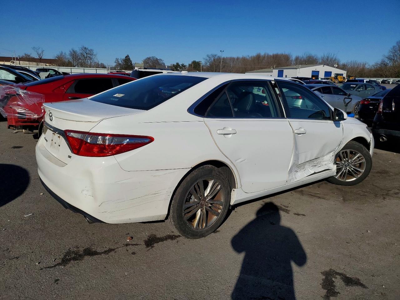 2017 TOYOTA CAMRY LE photo 3