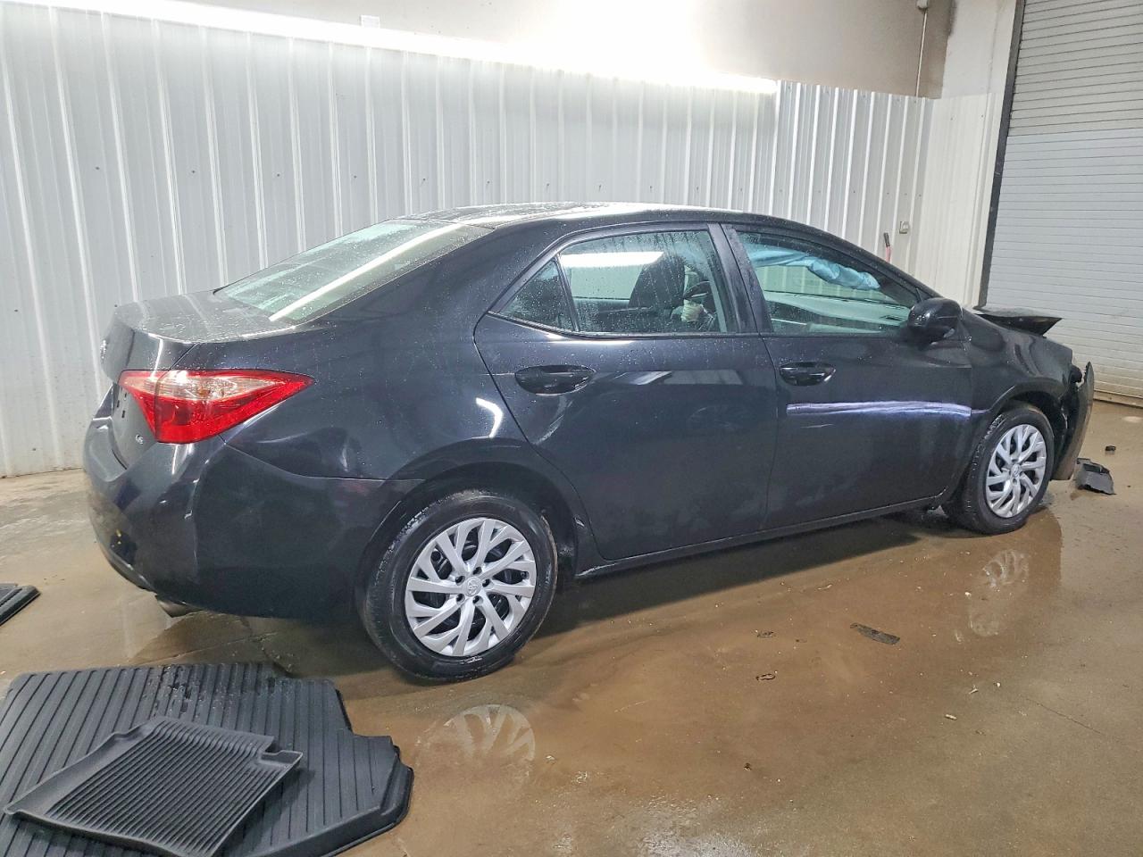 2018 TOYOTA COROLLA LE photo 3