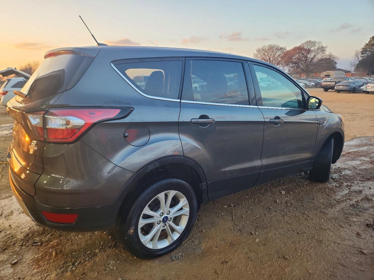 2017 FORD ESCAPE SE photo 3
