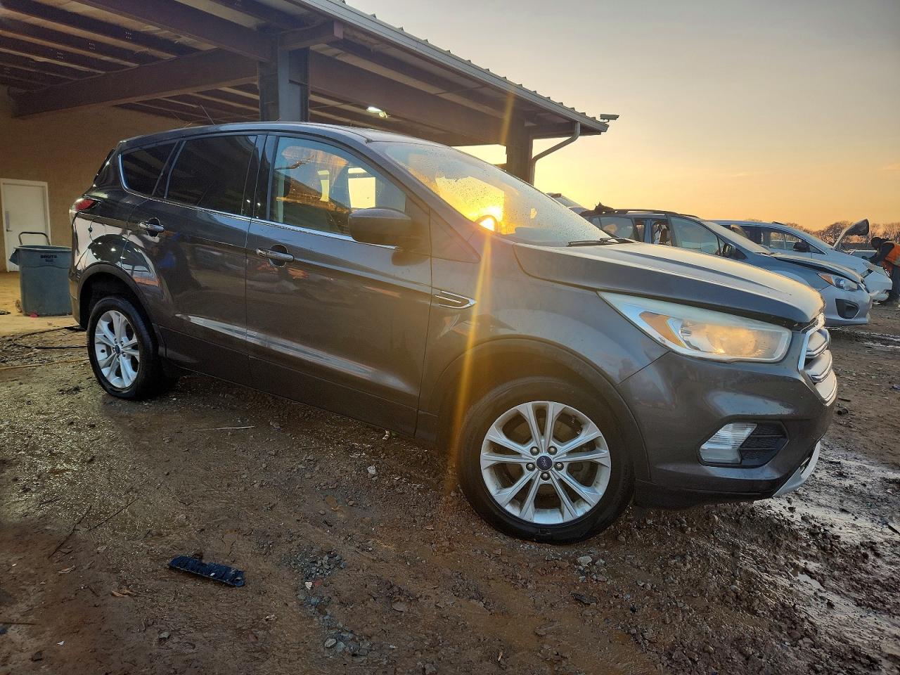 2017 FORD ESCAPE SE photo 4