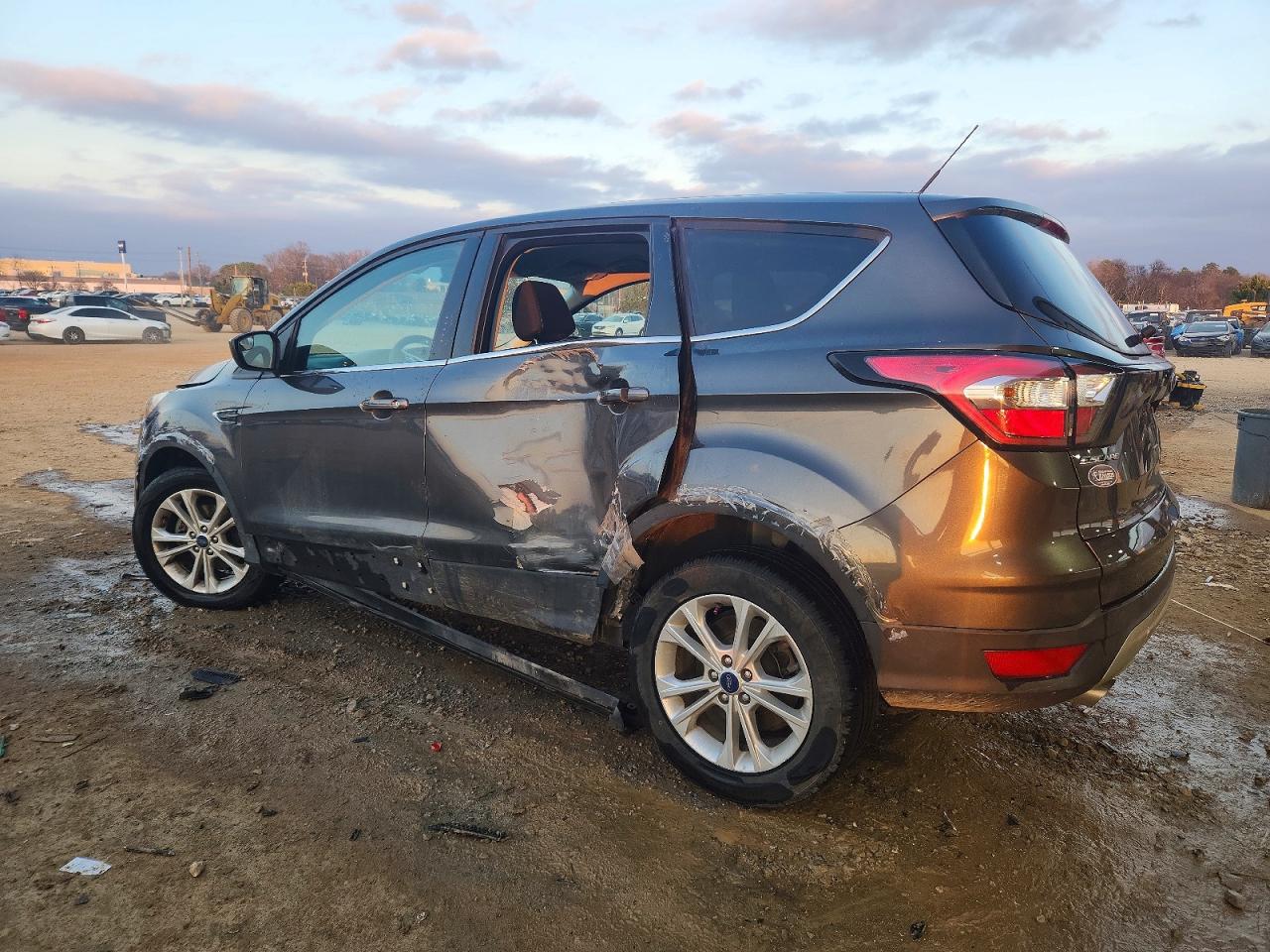 2017 FORD ESCAPE SE photo 2
