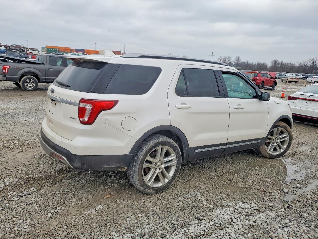 2016 FORD EXPLORER XLT photo 3