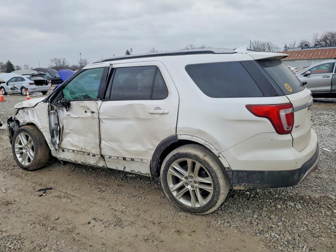2016 FORD EXPLORER XLT photo 2