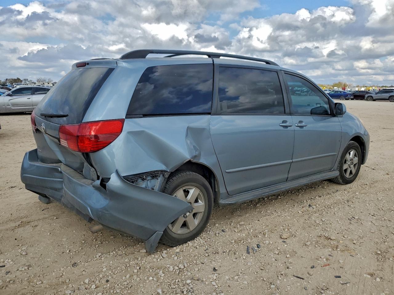 2004 TOYOTA SIENNA XLE photo 3