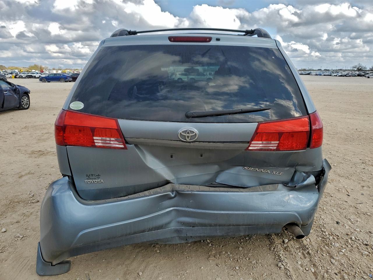 2004 TOYOTA SIENNA XLE photo 6