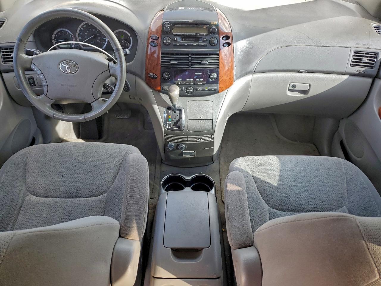2004 TOYOTA SIENNA XLE photo 8