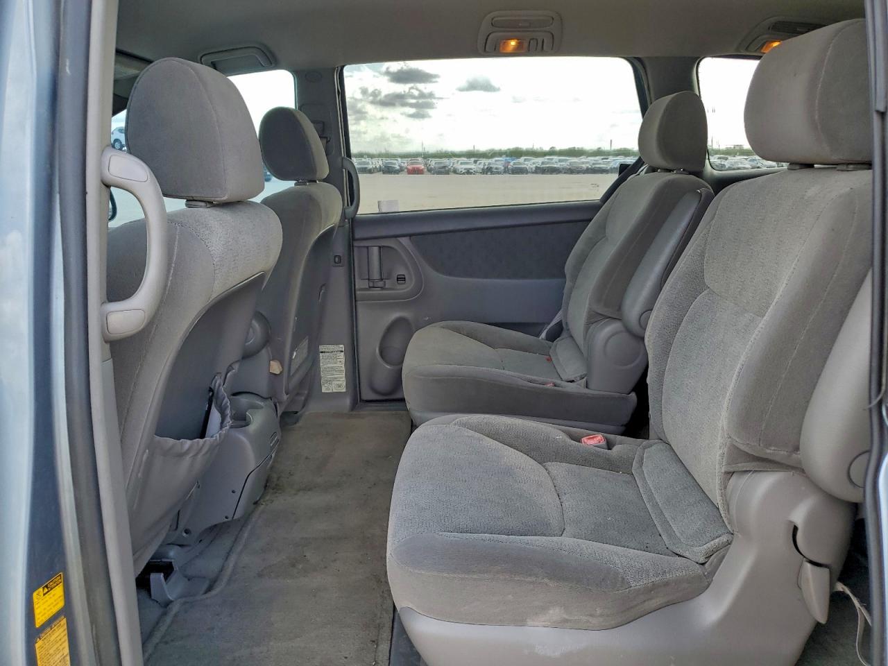 2004 TOYOTA SIENNA XLE photo 11