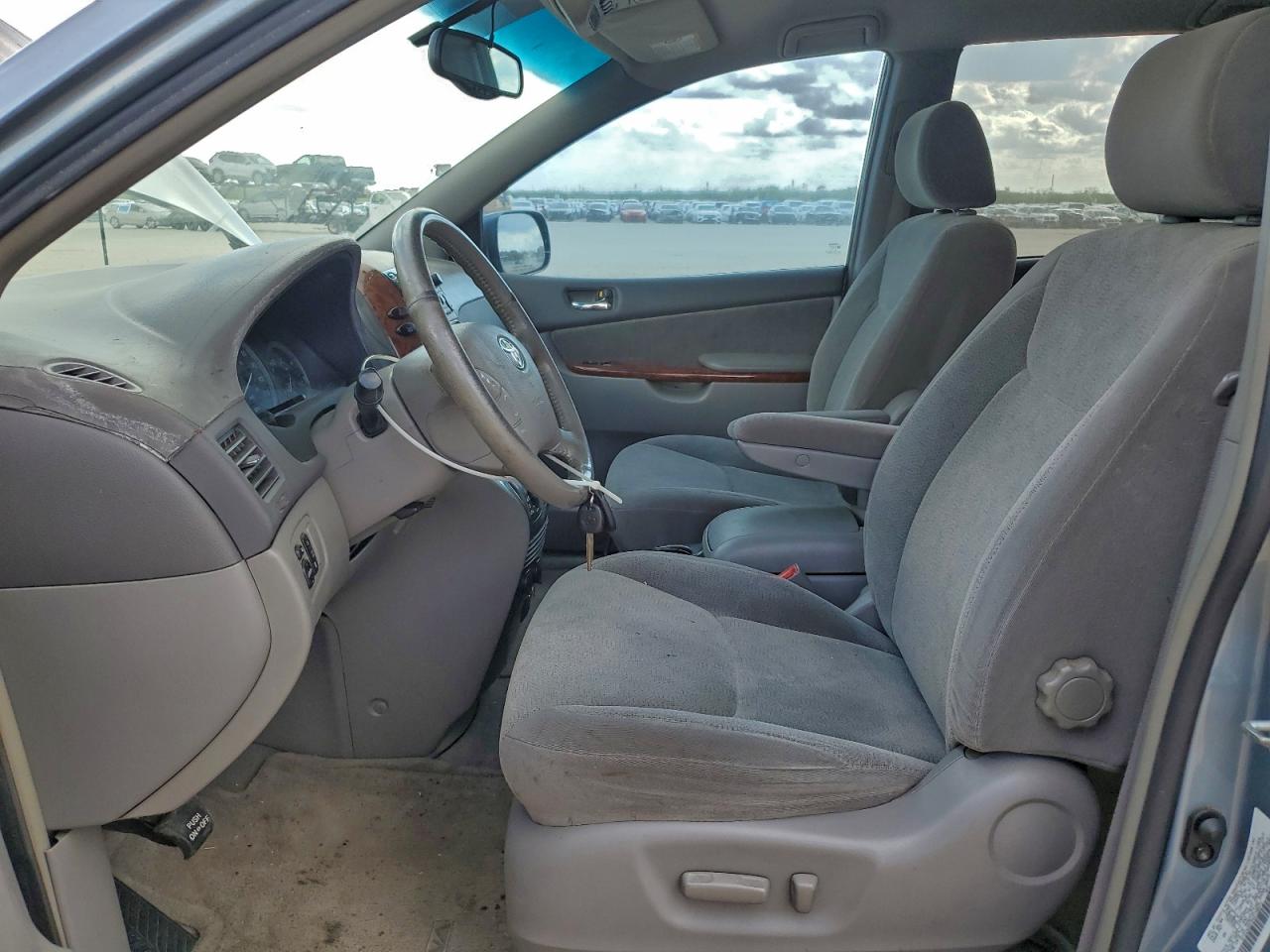 2004 TOYOTA SIENNA XLE photo 7