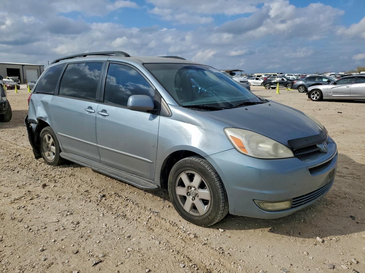 2004 TOYOTA SIENNA XLE photo 4