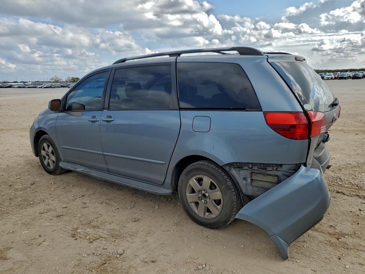 2004 TOYOTA SIENNA XLE photo 2
