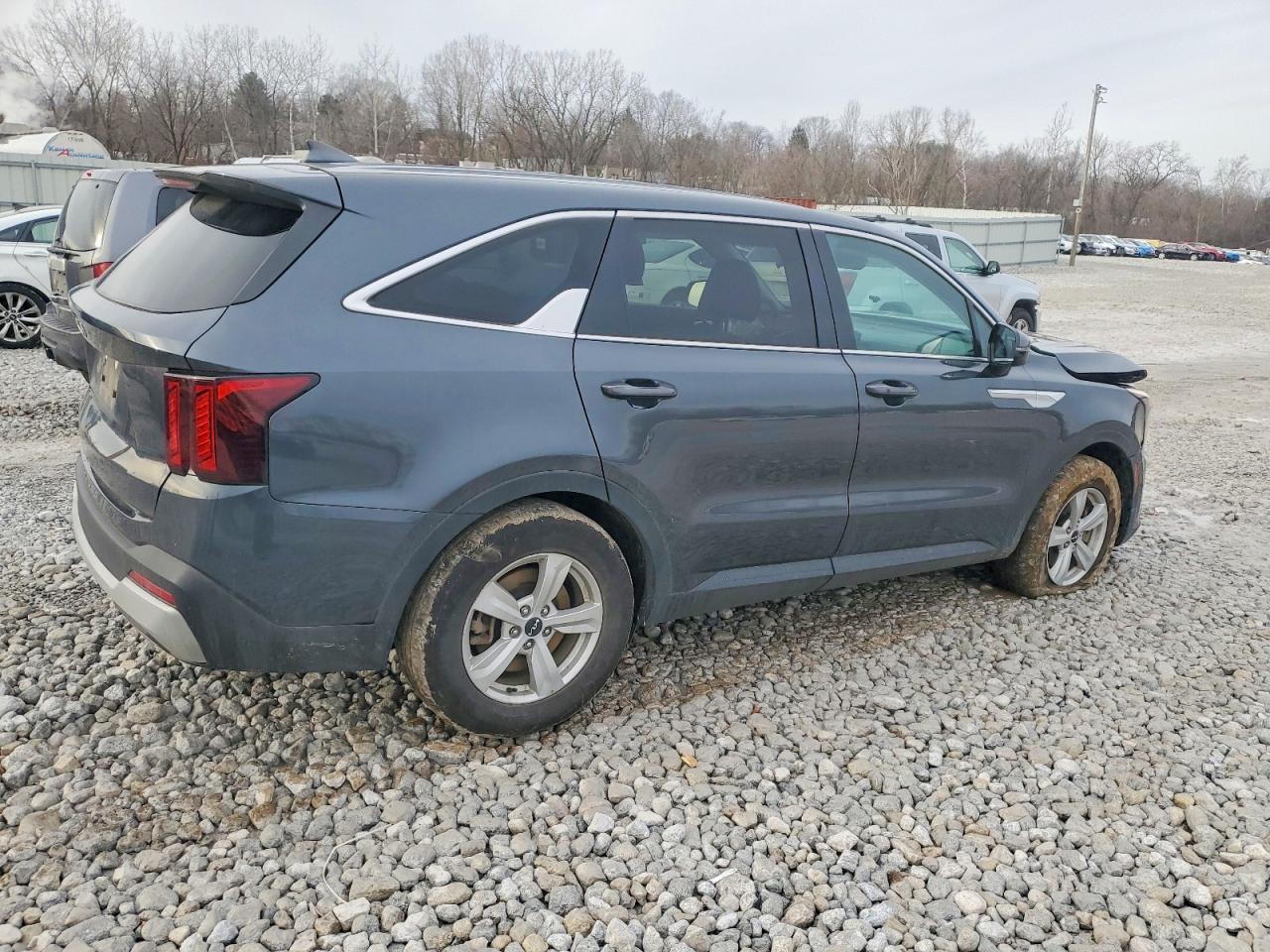 2024 KIA SORENTO LX photo 3