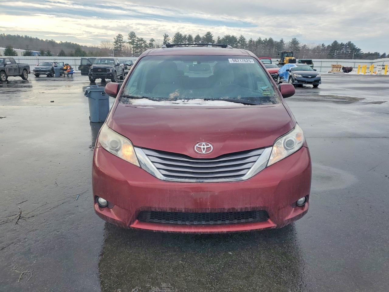 2016 TOYOTA SIENNA XLE photo 5