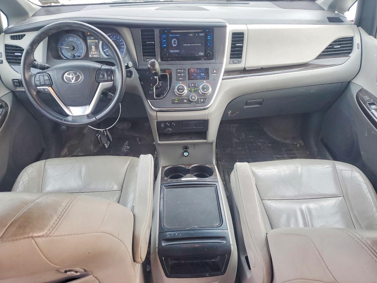 2016 TOYOTA SIENNA XLE photo 8