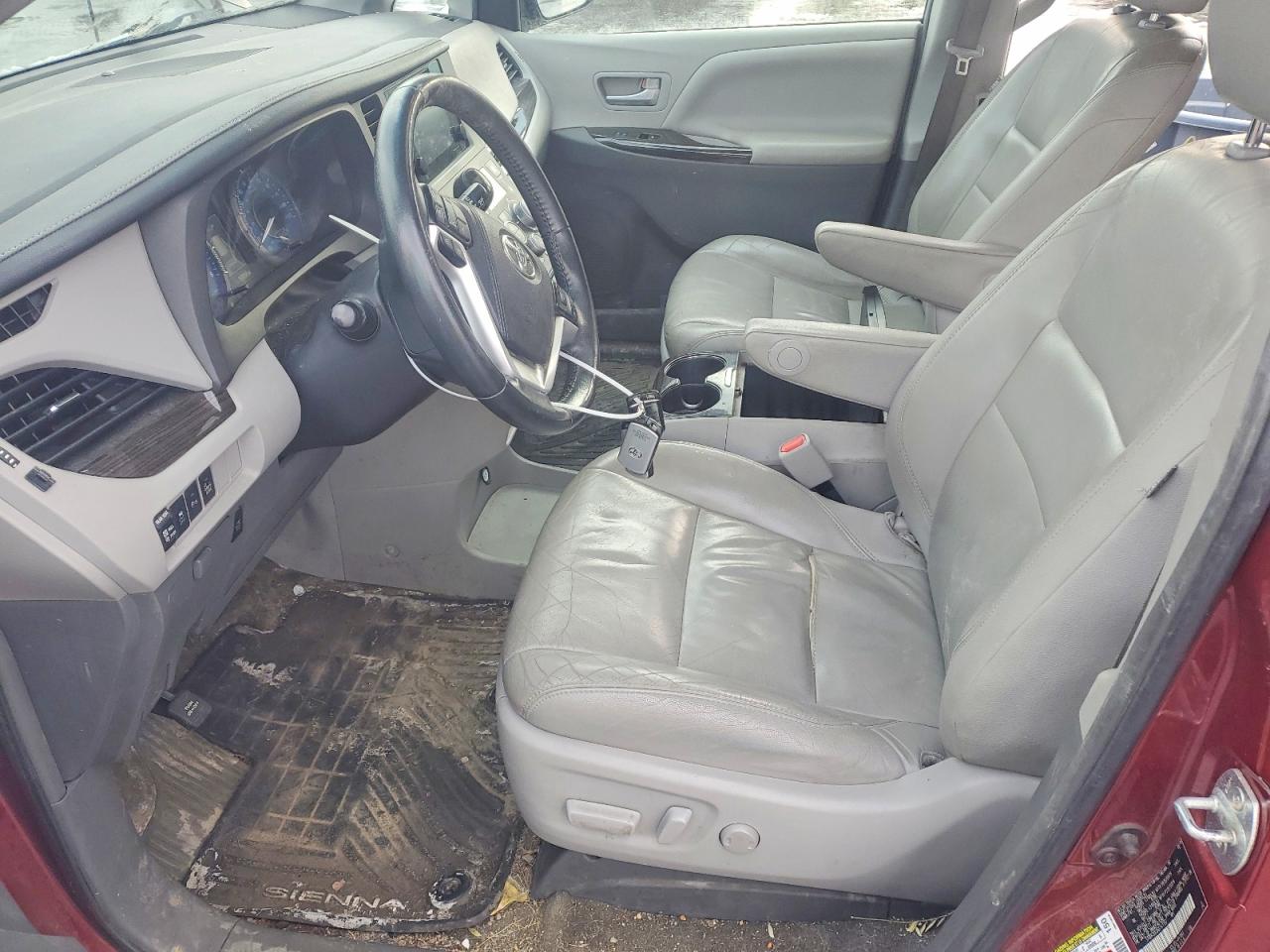 2016 TOYOTA SIENNA XLE photo 7