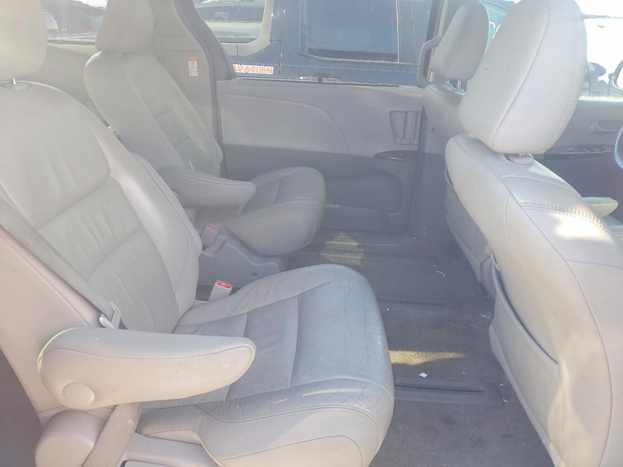 2016 TOYOTA SIENNA XLE photo 11