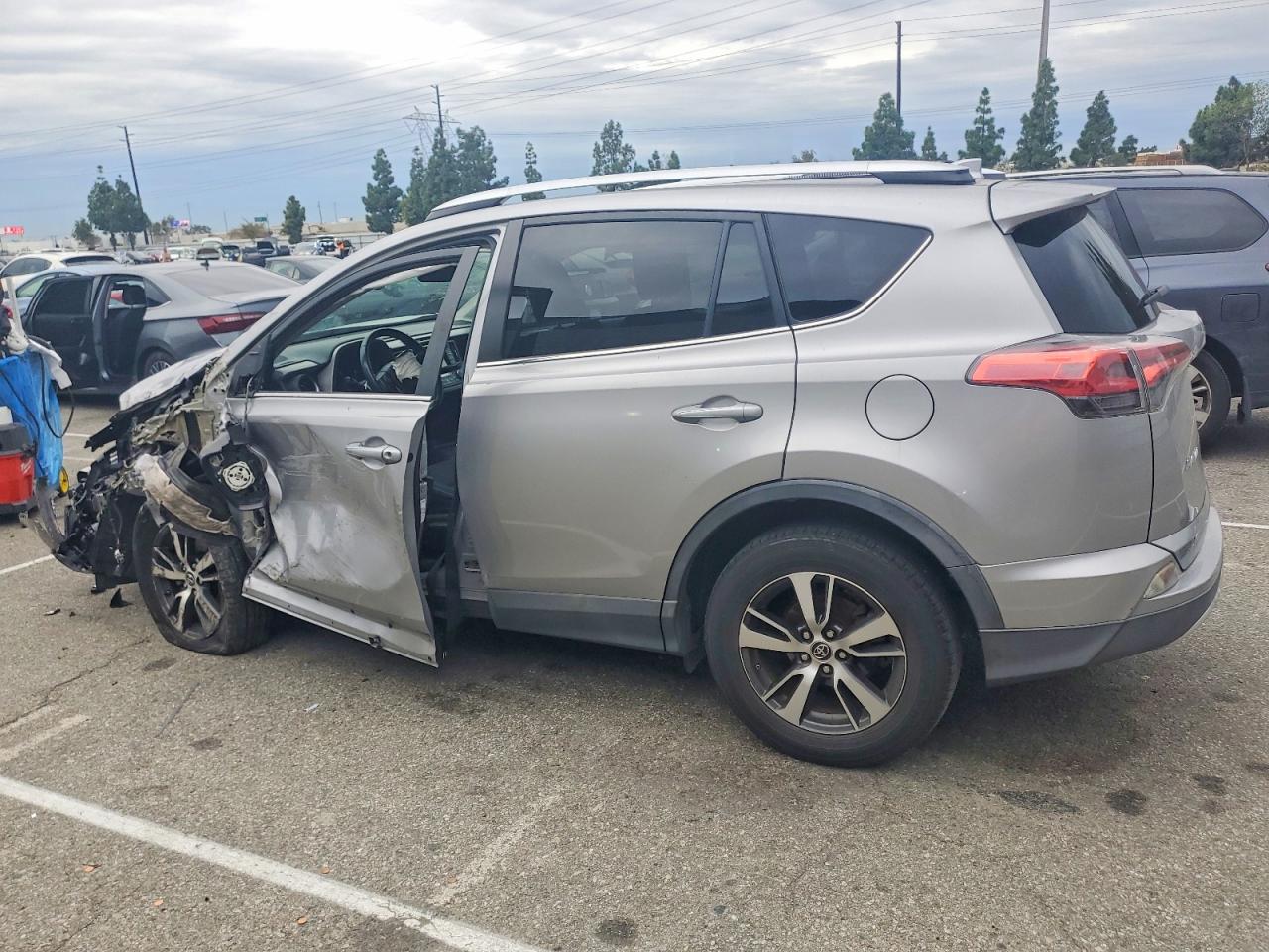 2016 TOYOTA RAV4 XLE photo 2