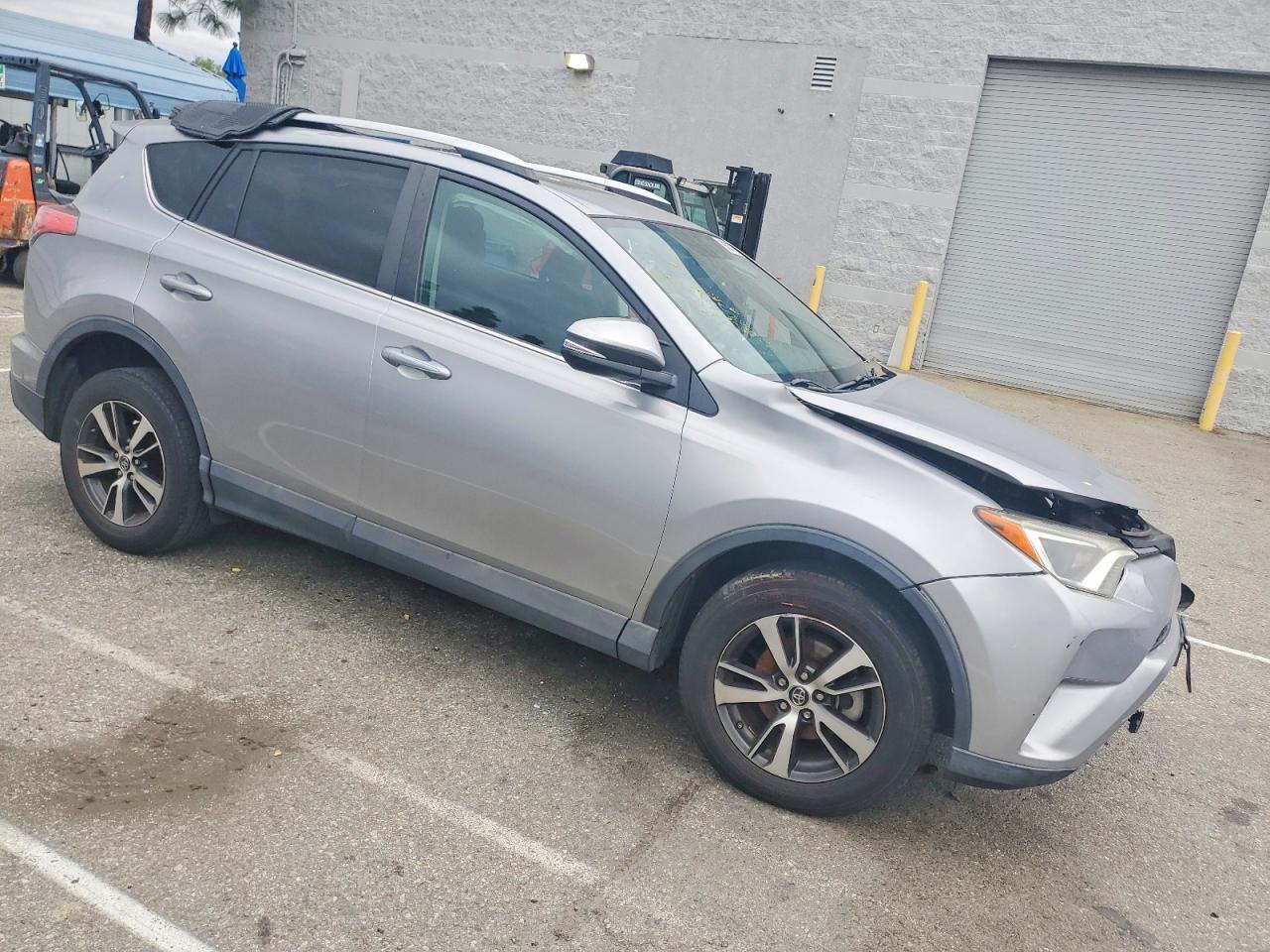 2016 TOYOTA RAV4 XLE photo 4