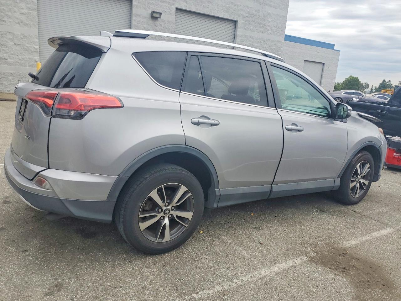 2016 TOYOTA RAV4 XLE photo 3