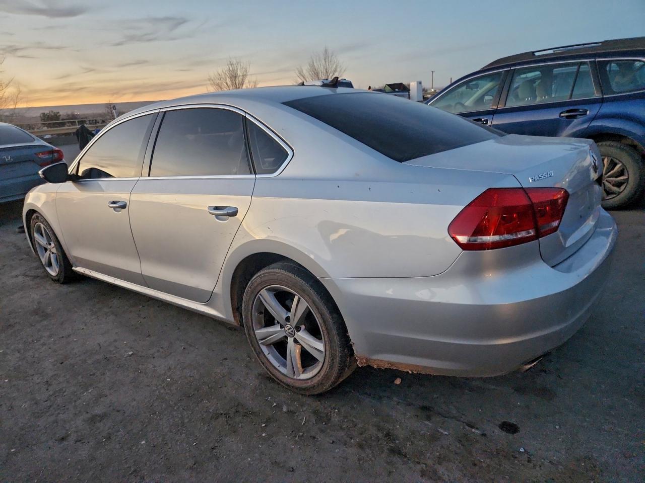 2012 VOLKSWAGEN PASSAT SE photo 3
