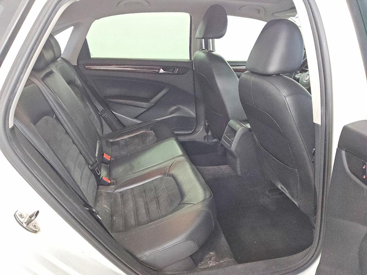 2012 VOLKSWAGEN PASSAT SEL photo 10