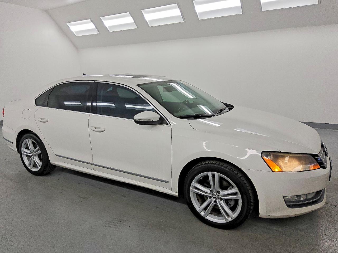 2012 VOLKSWAGEN PASSAT SEL photo 4