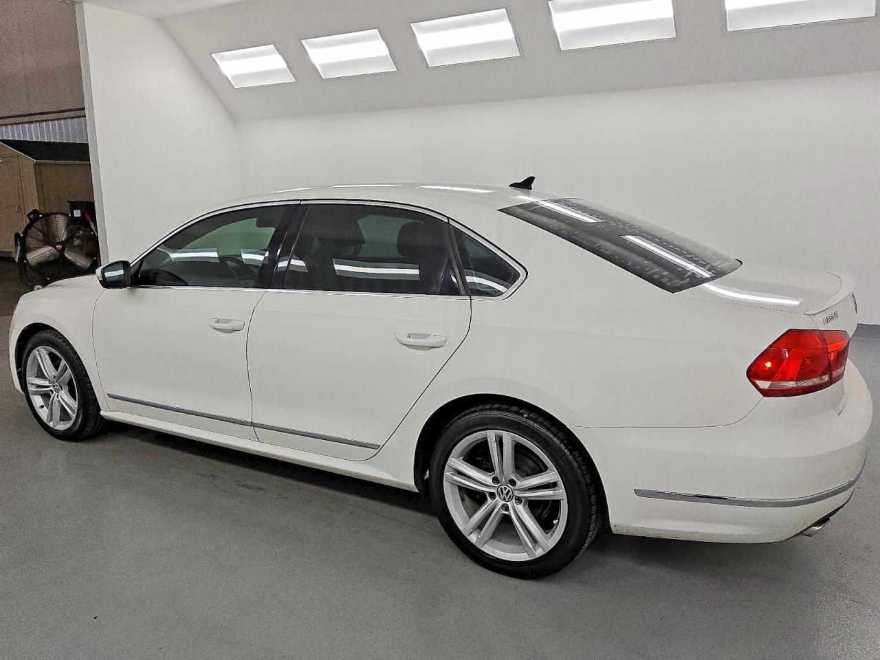2012 VOLKSWAGEN PASSAT SEL photo 2