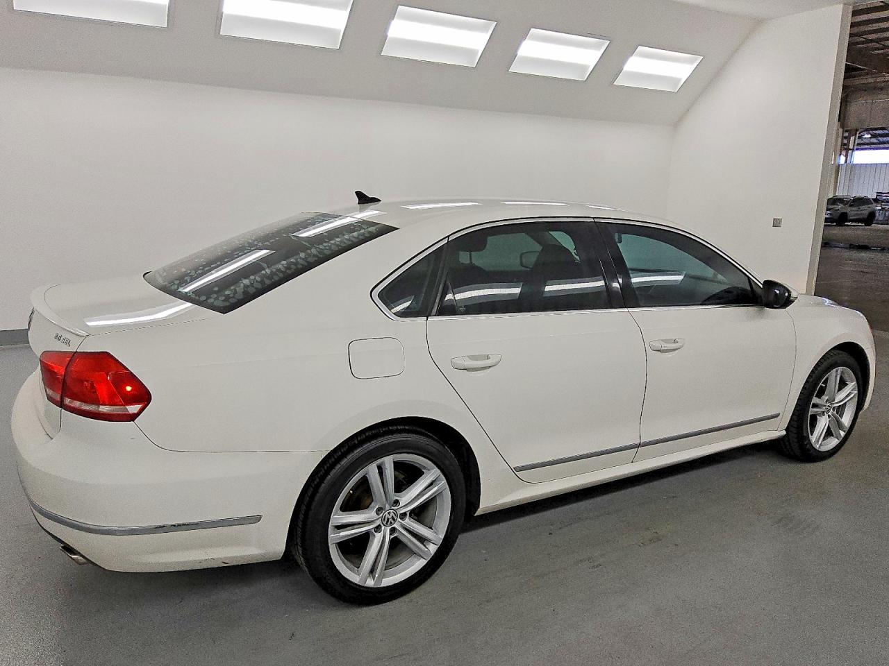 2012 VOLKSWAGEN PASSAT SEL photo 3