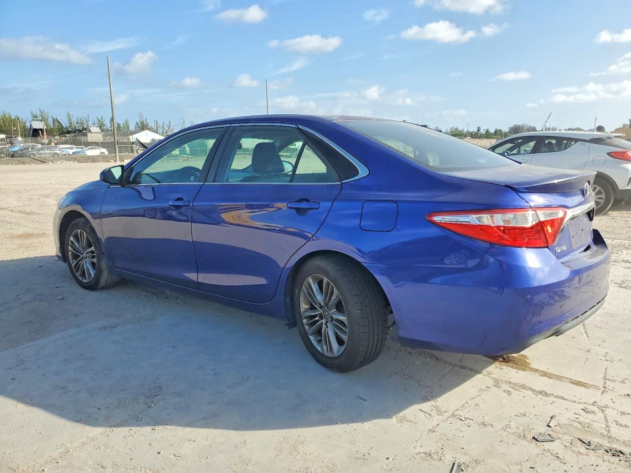 2015 TOYOTA CAMRY LE photo 2