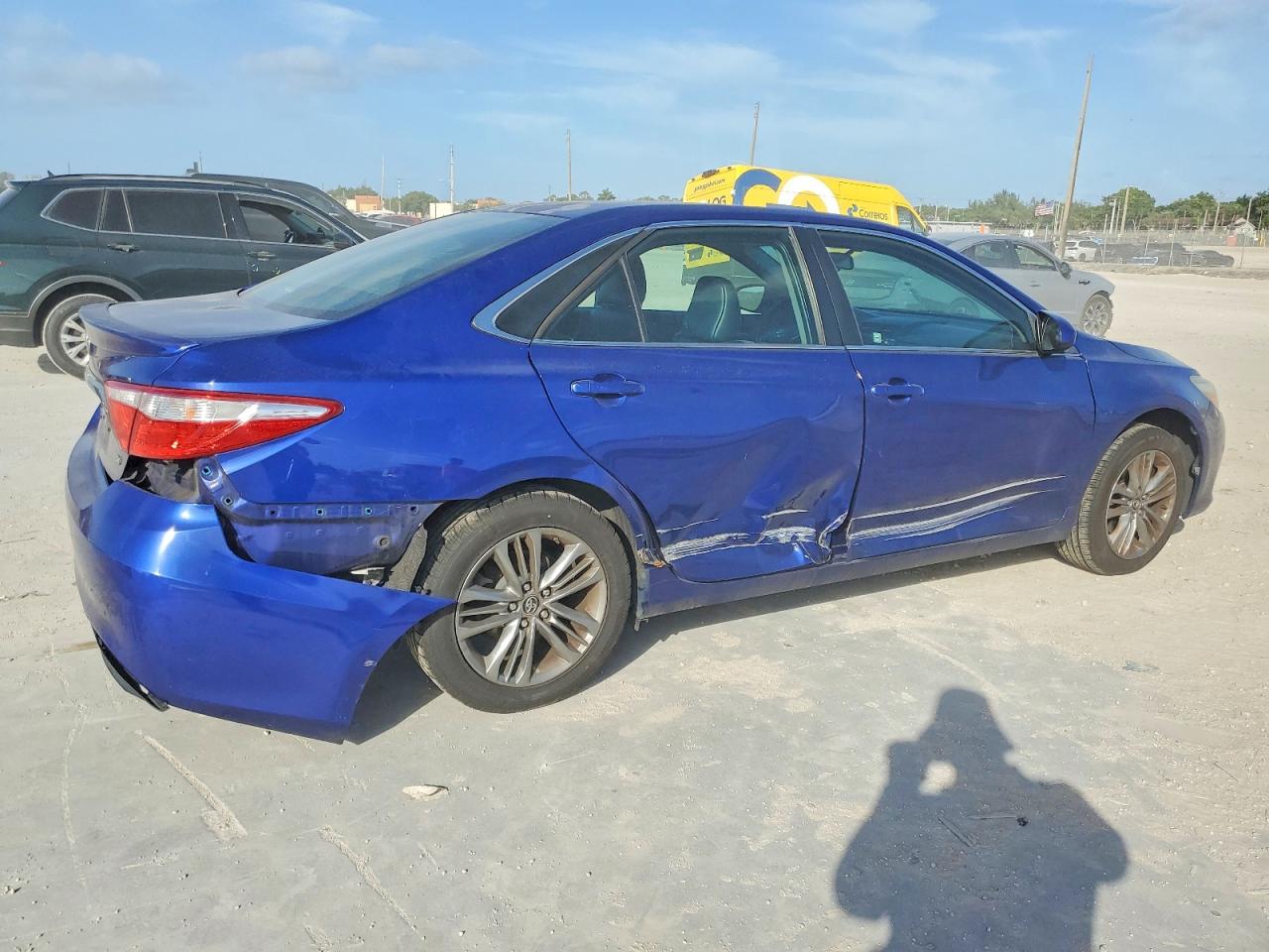 2015 TOYOTA CAMRY LE photo 3