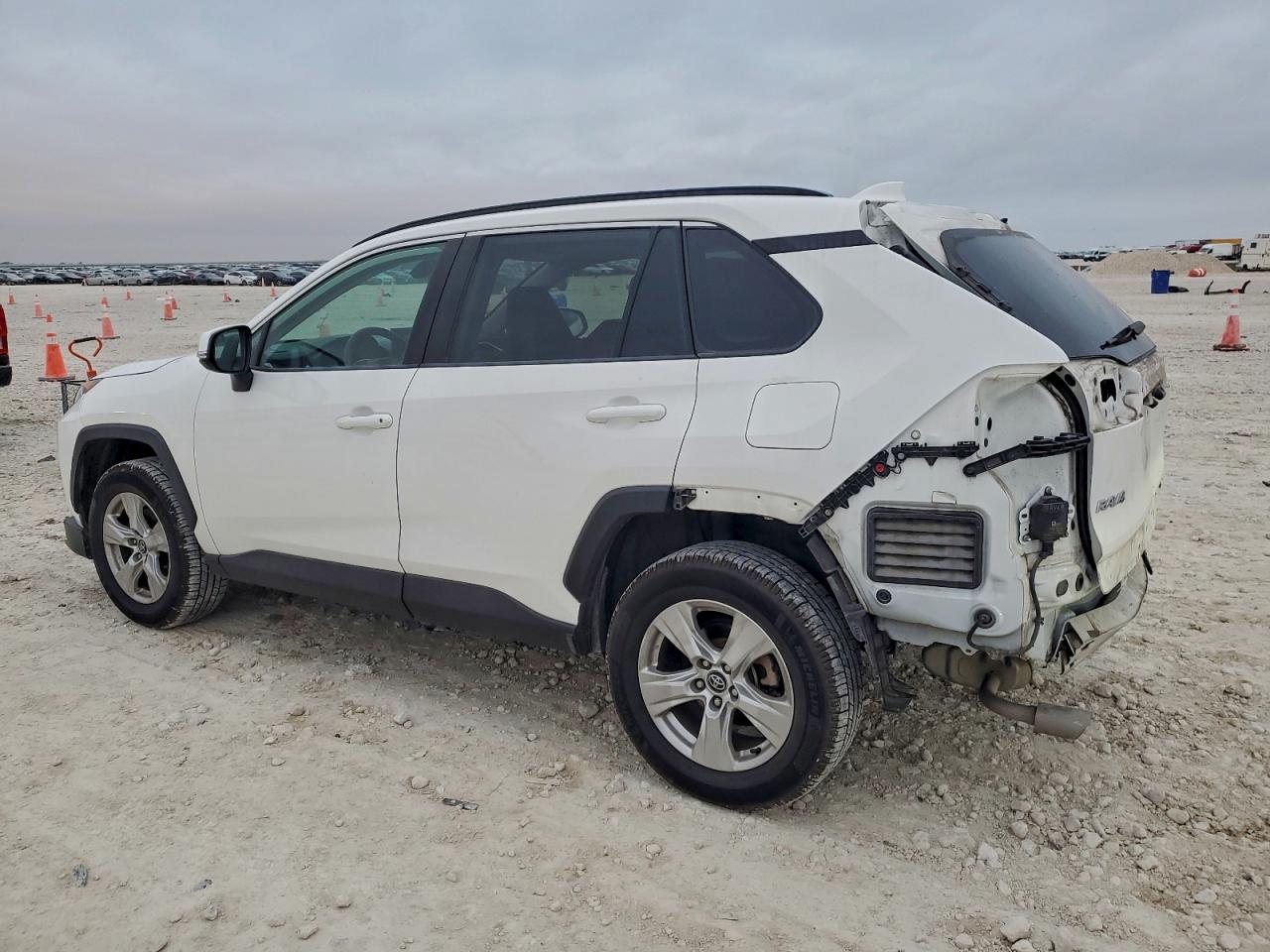 2021 TOYOTA RAV4 XLE photo 2