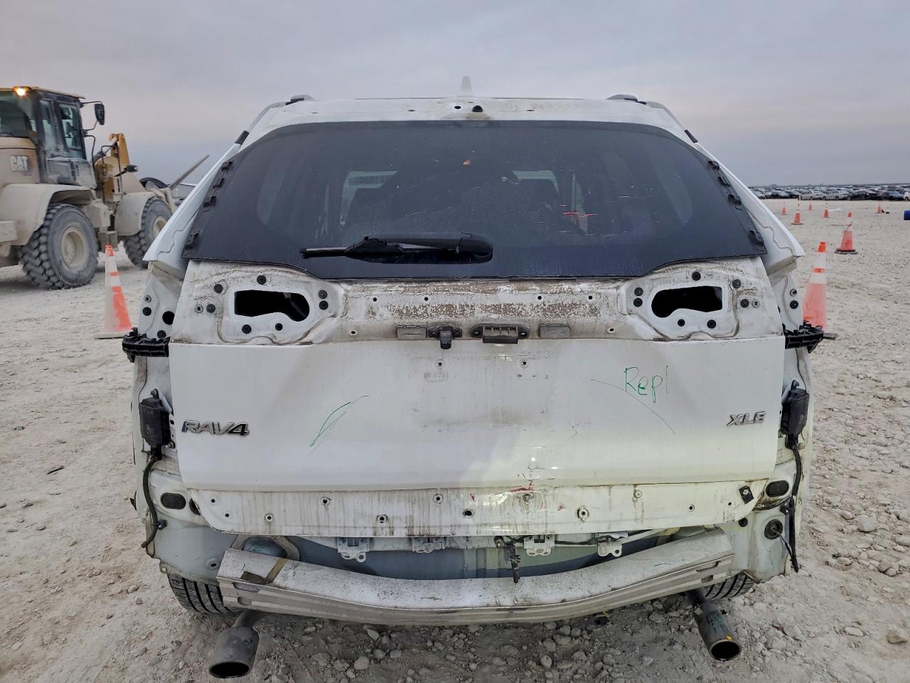 2021 TOYOTA RAV4 XLE photo 6