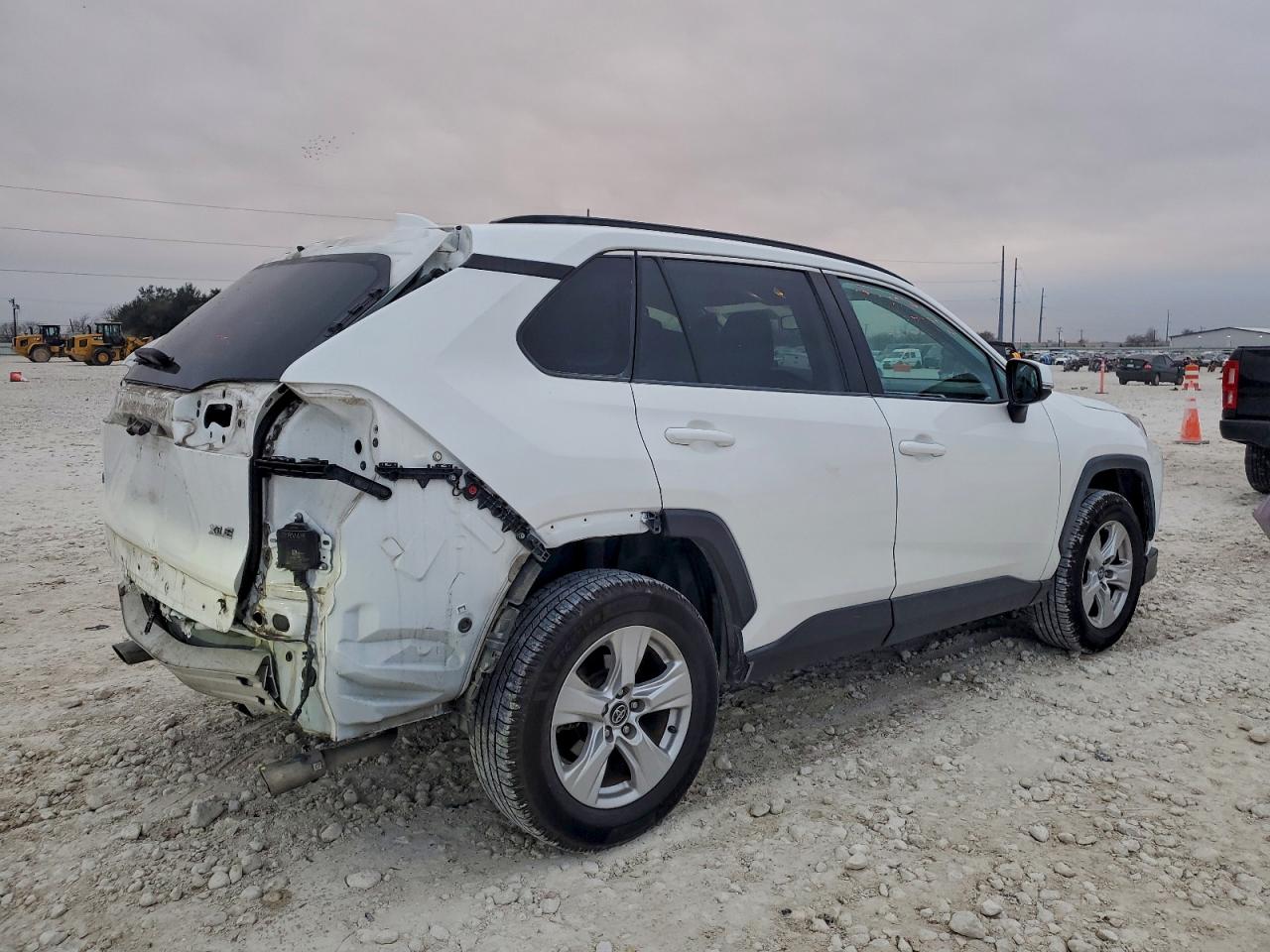 2021 TOYOTA RAV4 XLE photo 3