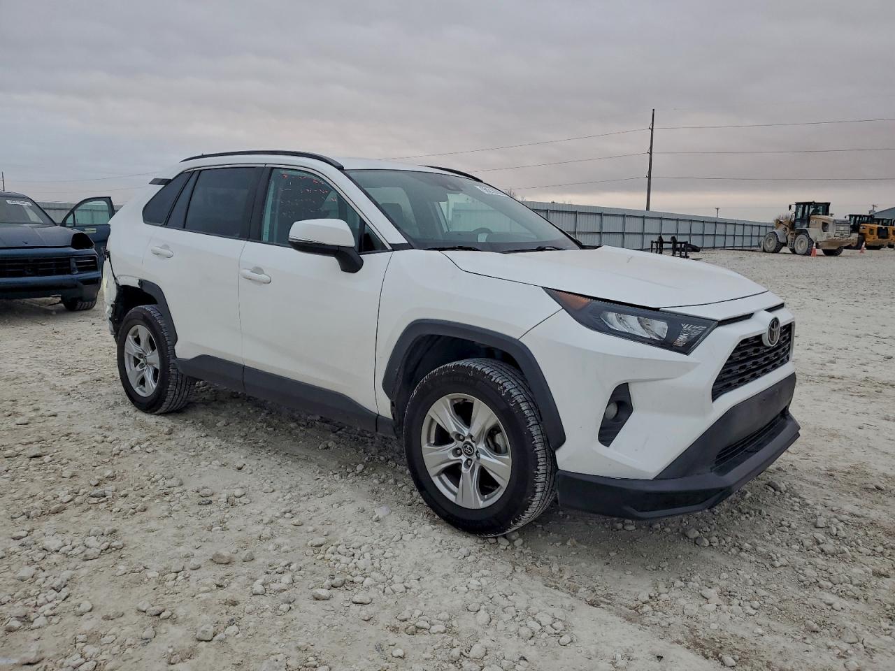 2021 TOYOTA RAV4 XLE photo 4
