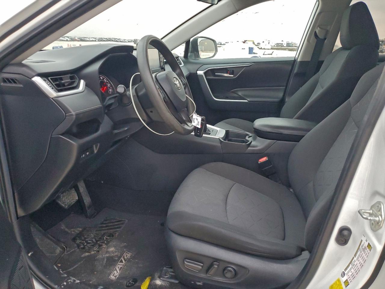 2021 TOYOTA RAV4 XLE photo 7