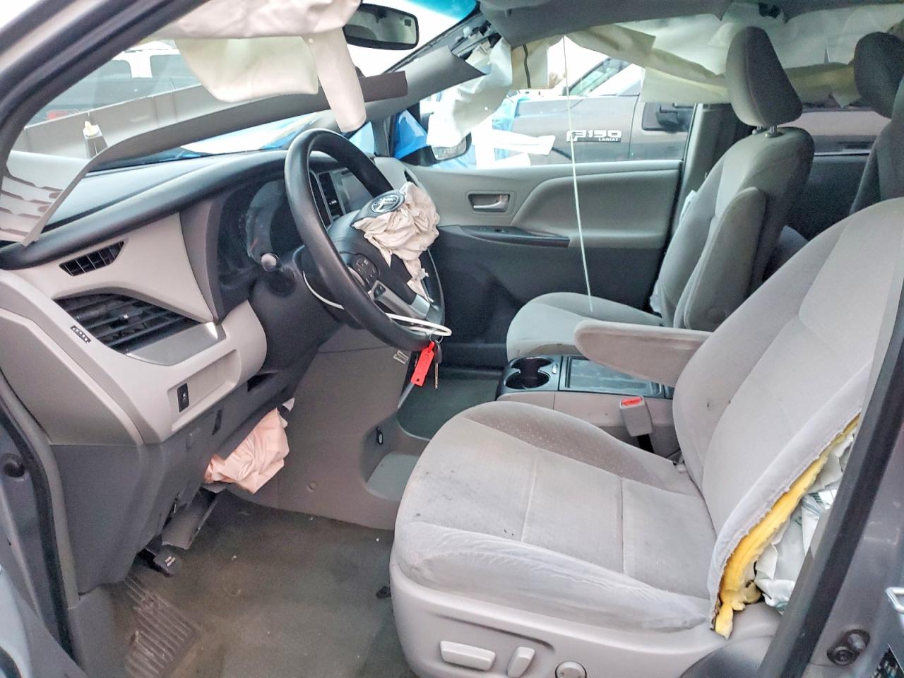 2015 TOYOTA SIENNA LE photo 7