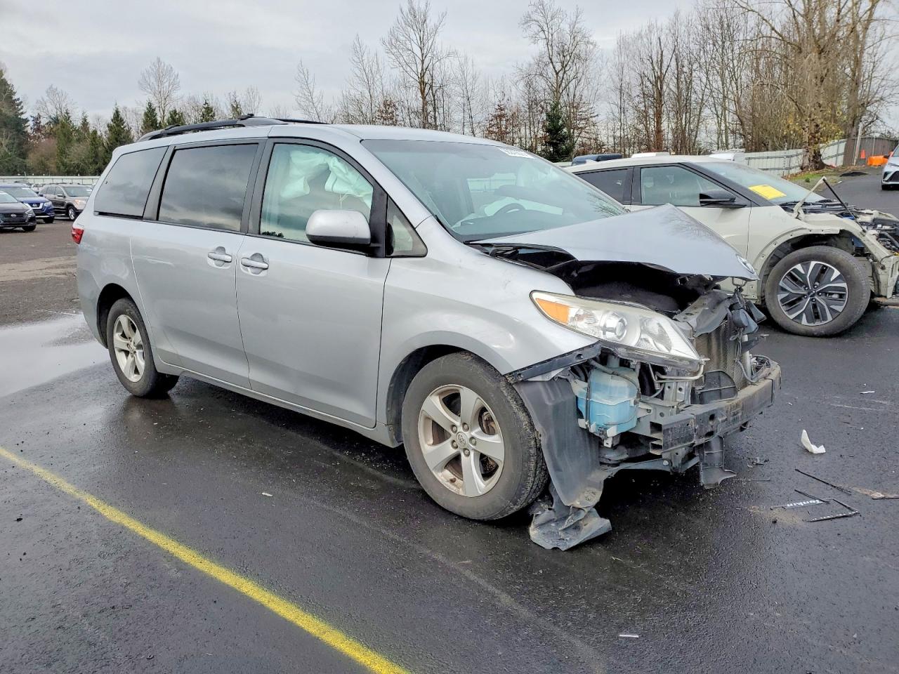 2015 TOYOTA SIENNA LE photo 4