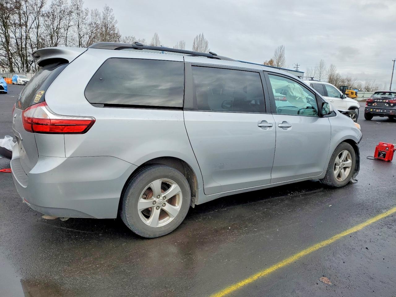 2015 TOYOTA SIENNA LE photo 3